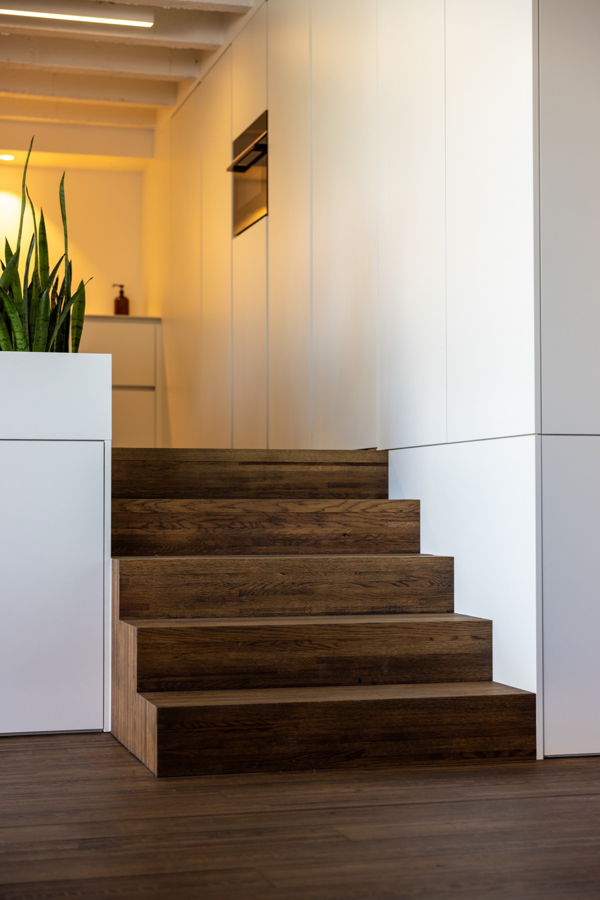 Architecturale details en trap in het ROVE-kantoor